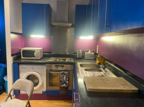 80s RETRO 1 Bedroom Apartment Business Travellers Perfect for Solo and Coupled Guests